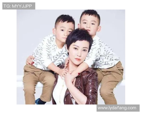 蔡徐坤与足球球星亲密合影展现运动员风采与娱乐圈碰撞的完美瞬间