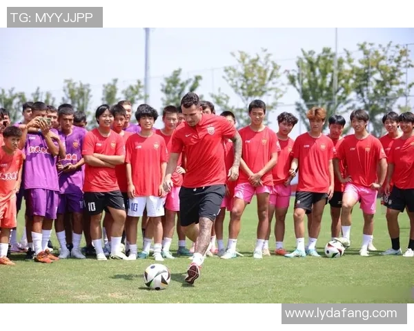 足球场上球星女友风采各异 从时尚达人到慈善事业的背后支持者