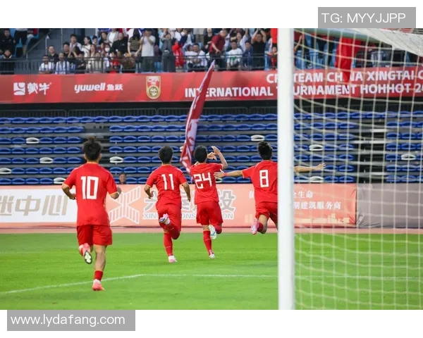 足球巨星走进街头与球迷零距离互动共掀激情时刻