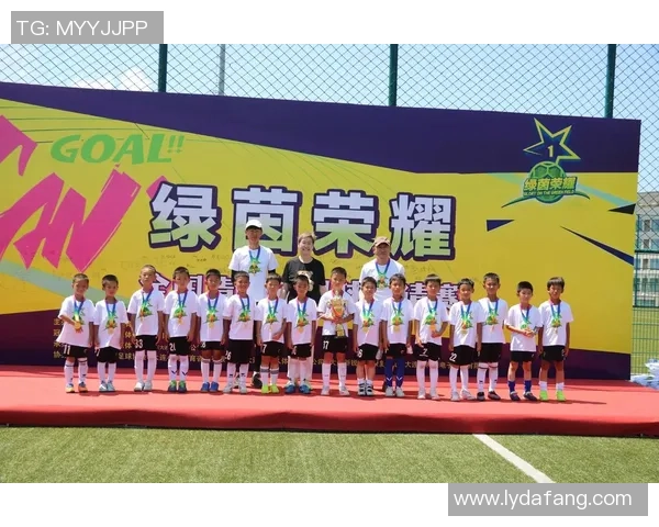 远古大神级足球球星再现绿茵传说引燃永恒激情与荣耀记忆