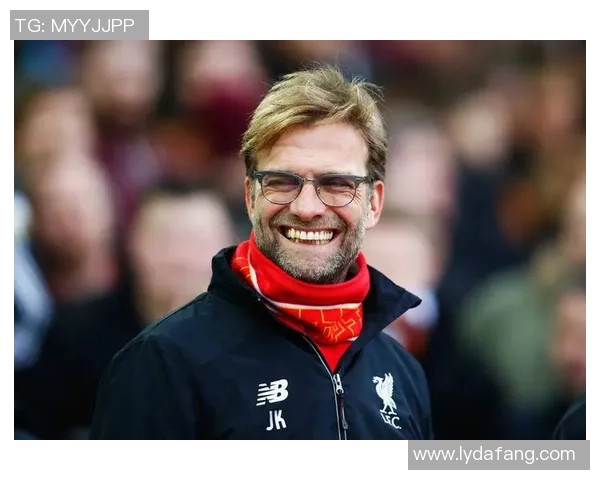 退役足球球星最新近照曝光展现风采引发球迷热议